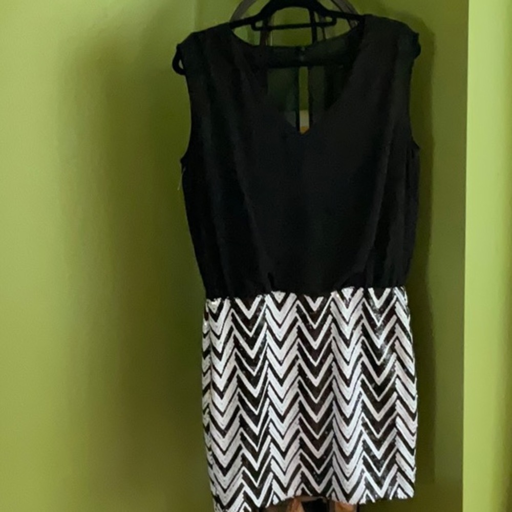 💖GUESS Holiday Black and white sheer/sequin cocktail dress